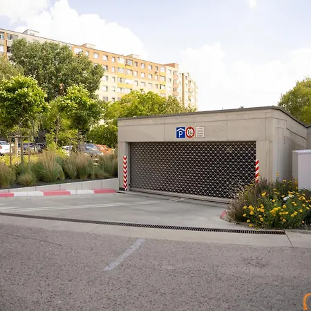 Le Monde - Free Parking * Μπρατισλάβα